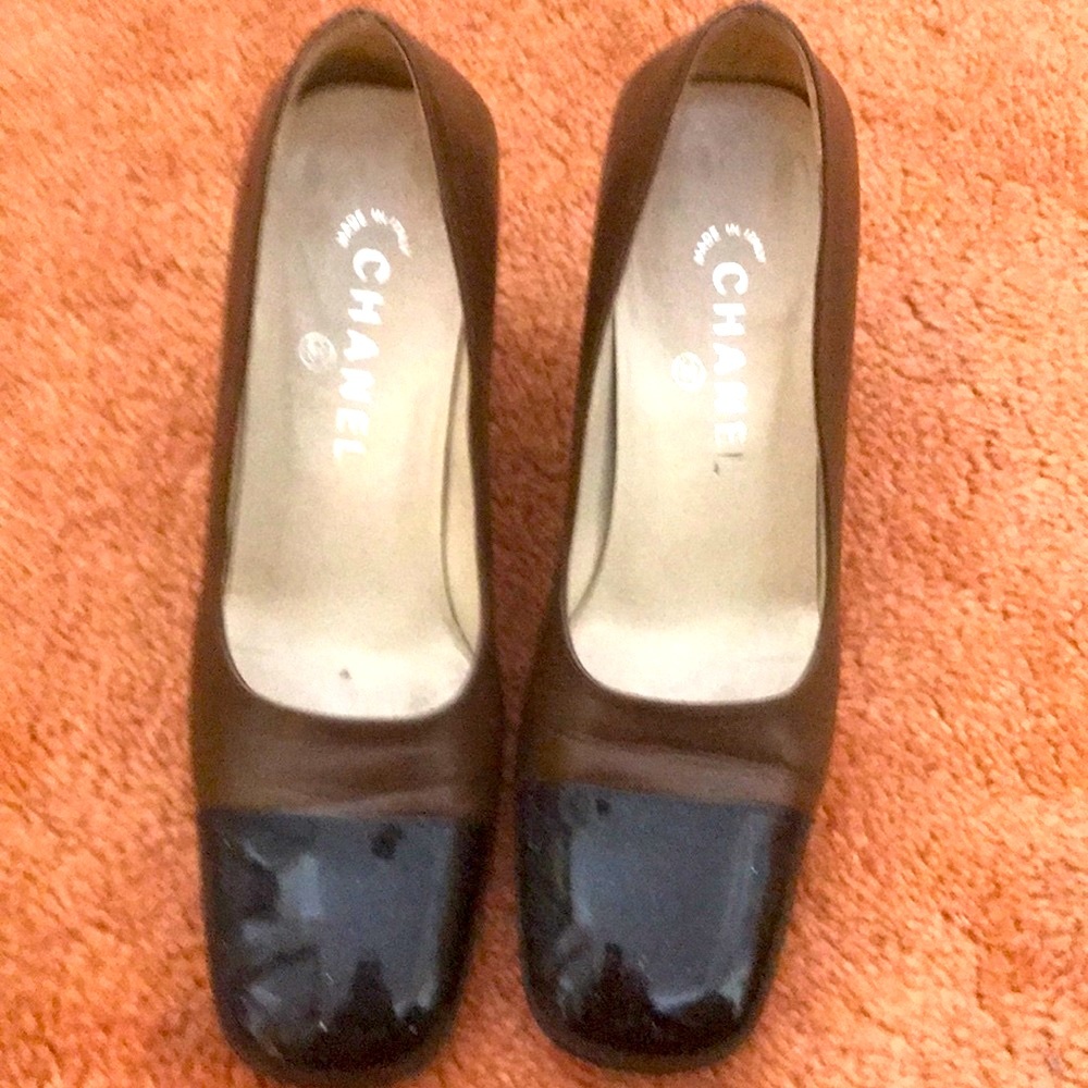 CHANEL Vintage Chanel..Black and brown pumps size 8🌺Authentic